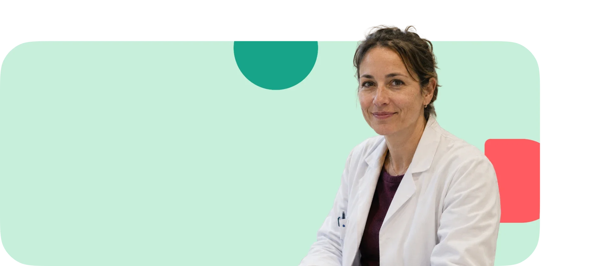 Une patiente en téléconsultation vidéo avec une médecin Qare