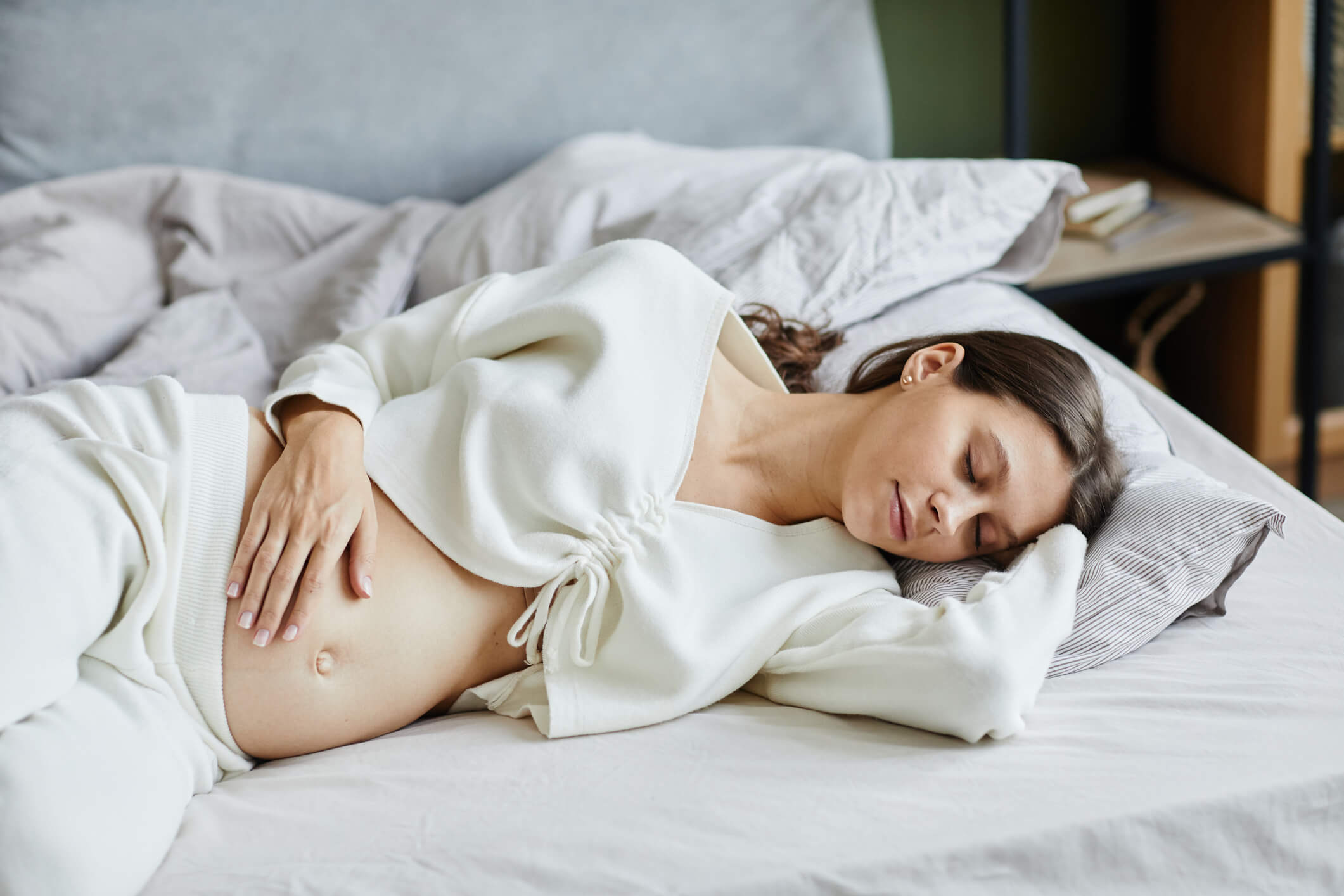 Беременность сплю на левом боку. Сон беременной. Беременность во сне для женщины. Беременные спят.